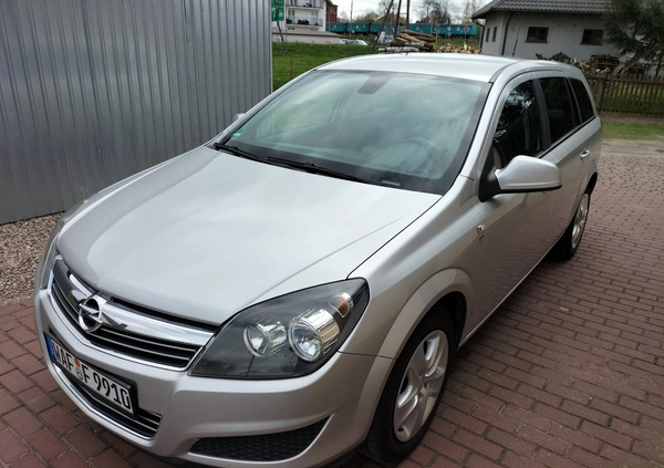 Opel Astra cena 17900 przebieg: 194000, rok produkcji 2010 z Czersk małe 172